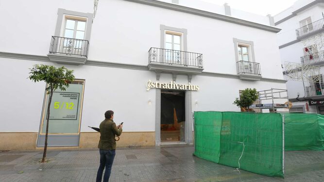 Últimos preparativos en las instalaciones de la tienda que Stradivarius abrirá el jueves en la calle La Plaza.