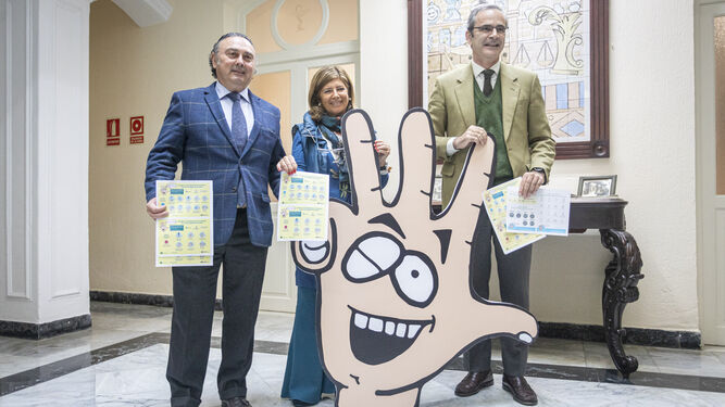 De izquierda a derecha, Ángel Carrero, Isabel Paredes, y Ernesto Cervilla en la presentación de la campaña.