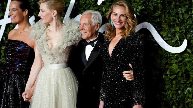 De i. a dcha. Roberta Armani, Cate Blanchett, Giorgio Armani y Julia Roberts, en el 'photocall' de los Premios de la Moda en Londres.