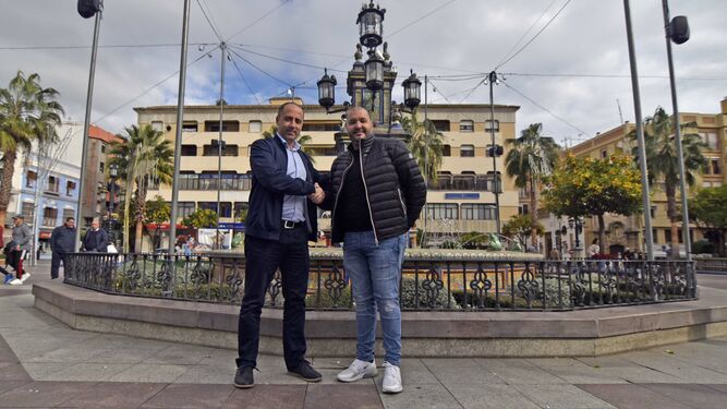 Jesús Casas y Raffaele Pandalone estrechan sus manos en la Plaza Alta de Algeciras