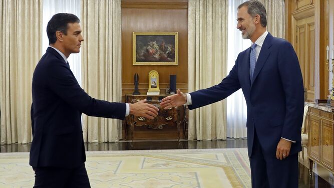 Pedro Sánchez saludando al rey Felipe VI el pasado 17 de septiembre en la ronda de consultas, que concluyó sin que el Monarca propusiera candidato a la investidura.