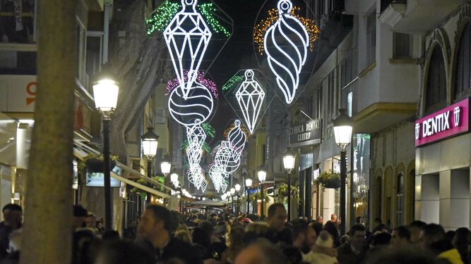 La calle Real llena de personas para ver el alumbrado navideño.