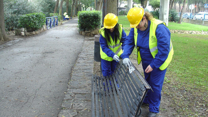 Trabajadoras contratadas mediante un plan de empleo realizando sus labores en un parque de San Fernando en 2016.