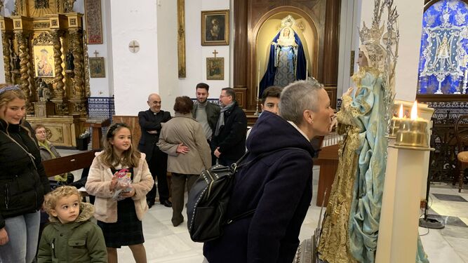 Una mujer participa en el besamanos a la Inmaculada Concepción, este viernes en La Línea.