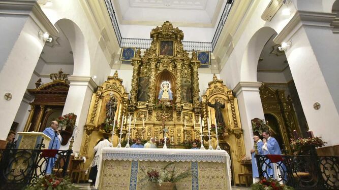 Los sacerdotes linenses en el altar mayor ante la Inmaculada Concepción, este domingo.
