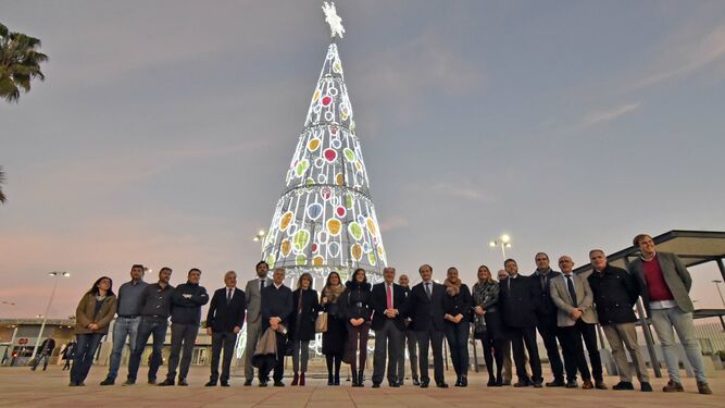 La foto de familia de las autoridades portuarias y municipales en el árbol de Navidad junto al Acceso Central.