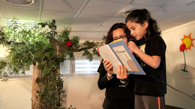 Isi Herrera, directora del colegio Pelayo, leyendo con una alumna El Principito.