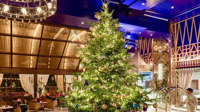 Panorámica del árbol de Navidad más caro del planeta en un hotel de Estepona.