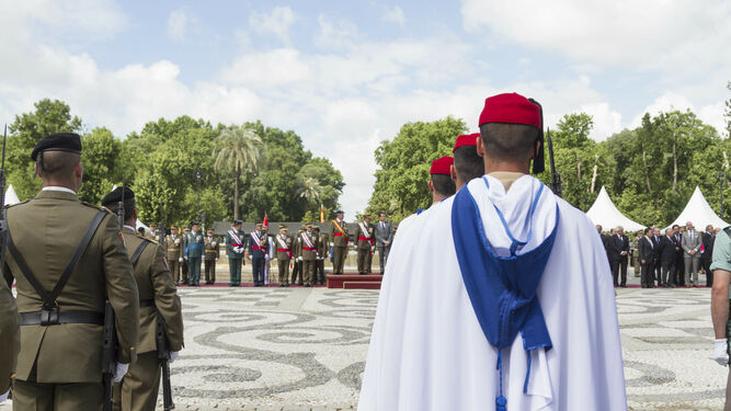 Soldados Regulares en un acto en la Plaza de España de Sevilla.
