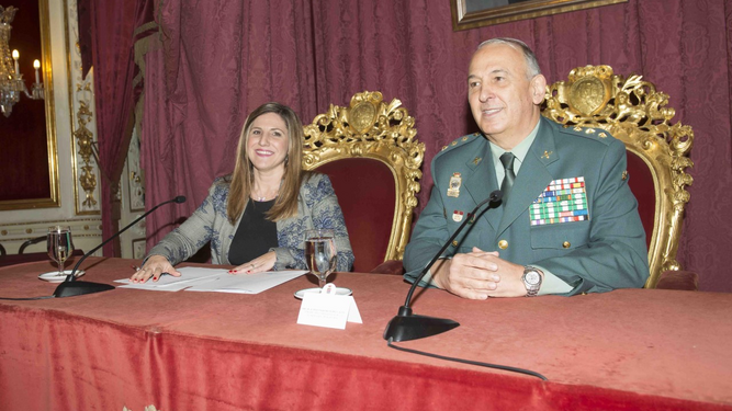 Irene García con Jesús Nuñez durante el acto en la Diputación de Cádiz.