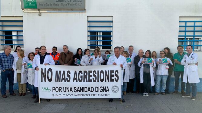 Concentración en el centro de salud de Pinillo Chico, de El Puerto de Santa María, en la que ha participado personal sanitario del Distrito Bahía de Cádiz-La Janda.