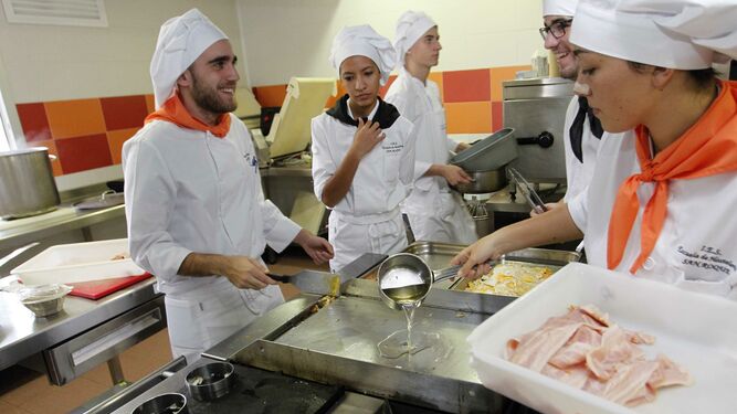 Alumnos del IES Hostelería de San Roque en una de las clases de cocina.