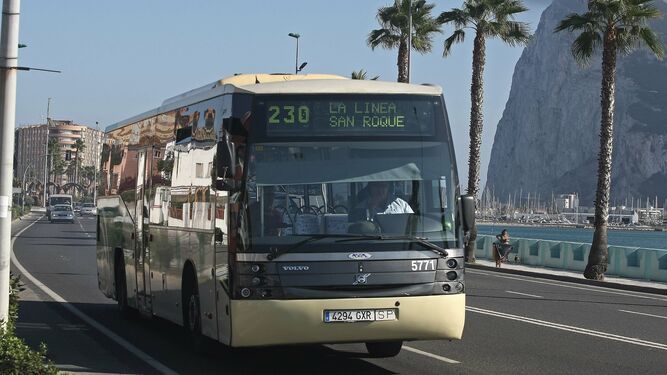 Uno de los autobuses del Consorcio de Transportes del Campo de Gibraltar.