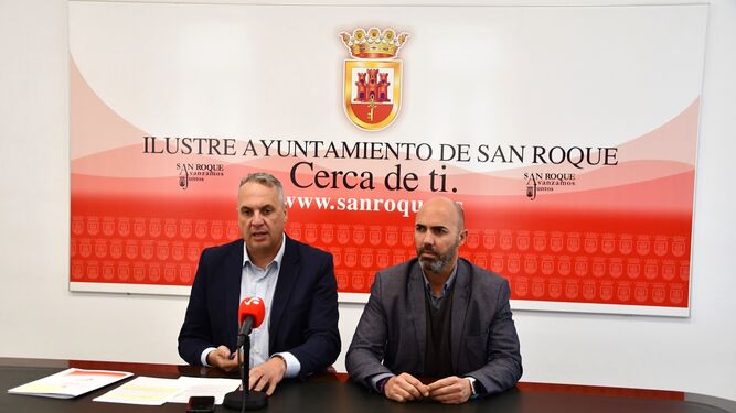 El alcalde de San Roque, Juan Carlos Ruiz Boix, junto al concejal Juan Manuel Ordóñez.