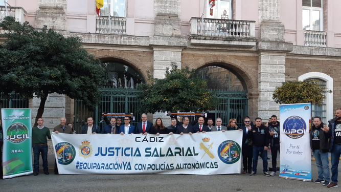 Representantes de Jusapol y de los grupos políticos a las puertas de la Diputación.