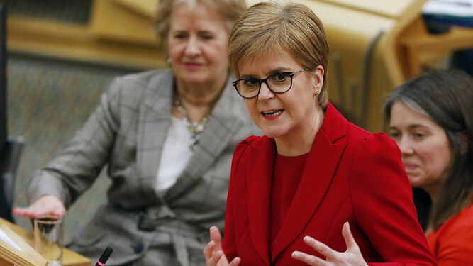 La ministra principal escocesa, Nicola Sturgeon, interviene en el Parlamento de Edimburgo.