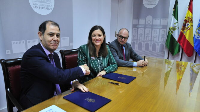 José Luis Trapero, gerente de Hidralia, estrecha la mano de la alcaldesa, Patricia Cavada. A la derecha, el concejal Ignacio Bermejo.