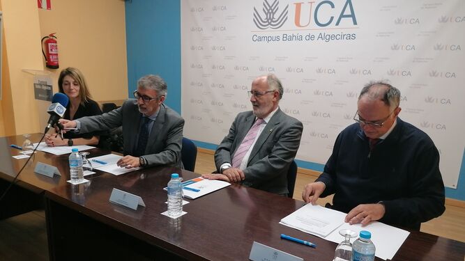 El rector coge un micro en presencia de la vicerrectora Cerbán y los miembros del Propeller Club Juan Ureta y José Medina