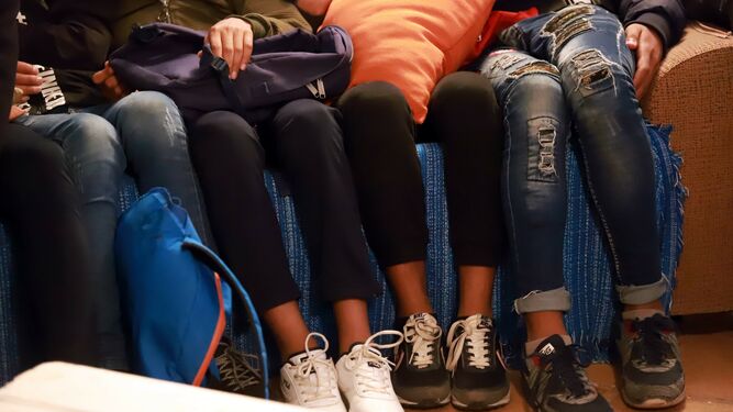 Varios menores no acompañados con sus mochilas del instituto en el centro de menores de Algeciras