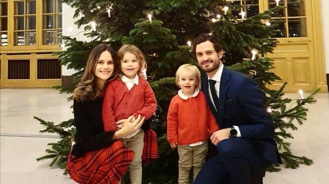 El príncipe Carlos Felipe de Suecia y su mujer, Sofía, con sus hijos, en su felicitación.