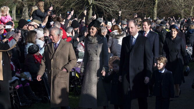 El príncipe Carlos y los duques de Cambridge con sus hijos, seguidos de Eugenia de York.