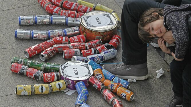 Una escena del arrastre de latas en Algeciras.