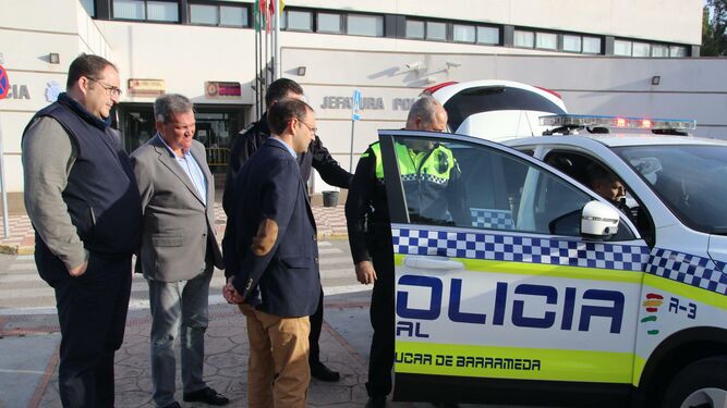 Presentación municipal de los nuevos vehículos de la Policía Local junto a la Jefatura.