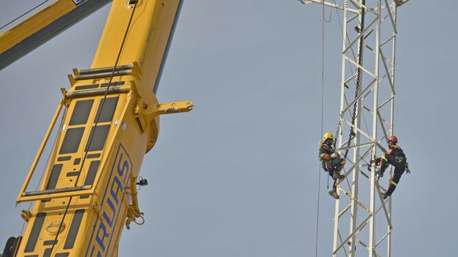 Las fotos del desmontaje de la torres de luz del estadio municipal de La L&iacute;nea