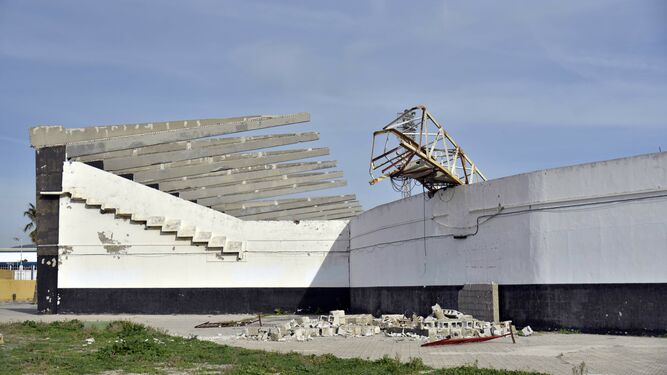 Las fotos del desmontaje de la torres de luz del estadio municipal de La L&iacute;nea