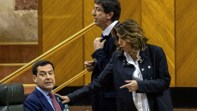 Susana Díaz habla con Juanma Moreno en el Parlamento.
