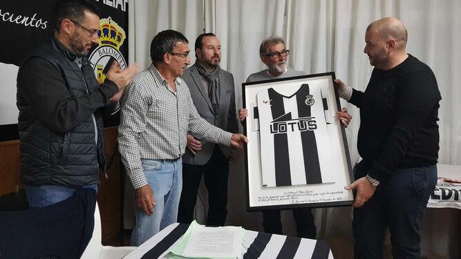 Manolo Mesa recibe una camiseta de la Balona ante Juan Franco, Vallecillo, JAcris y Pandalone