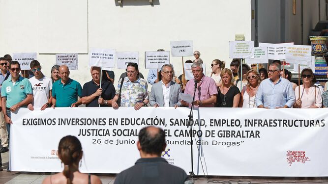 El presidente de Alternativas, Francisco Mena, lee el manifiesto por el Día sin Drogas del pasado junio.