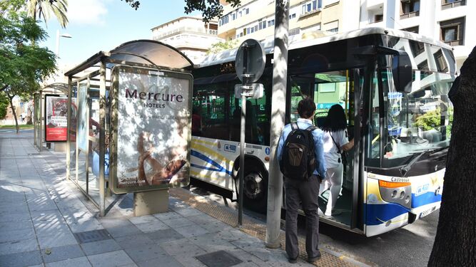 Dos personas suben a un autobús en Algeciras.