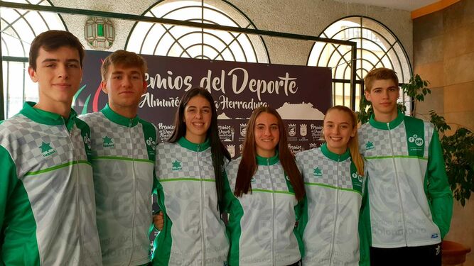Los seis jugadores algecireños, antes de partir hacia Cantabria