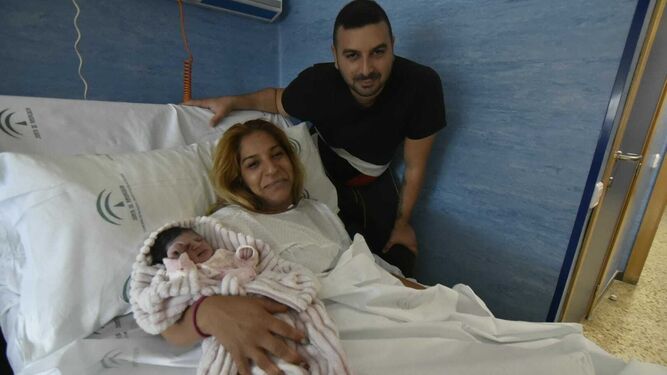 Manuela, junto a sus padres, en el hospital Punta de Europa