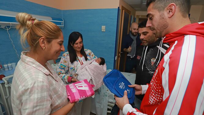 Visita de los jugadores del Algeciras CF al hospital Punta Europa
