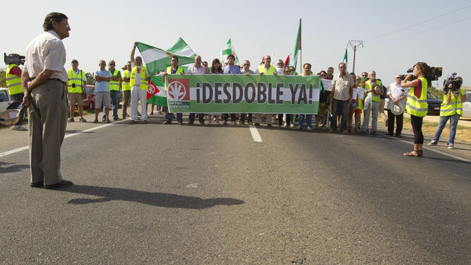 Imagen de archivo de una protesta en la carretera N-IV exigiendo el desdoble de la vía.