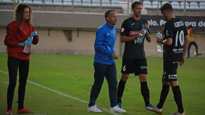 Fran Alcoy da instrucciones a dos de sus jugadores en el Nuevo Mirador de Algeciras