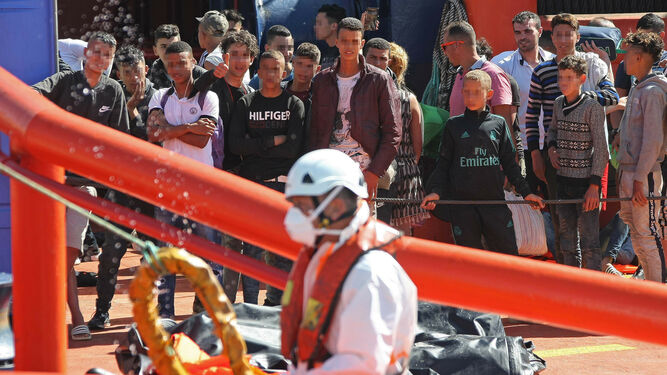 Un grupo de menores rescatados de una patera a su llegada al Puerto de Algeciras