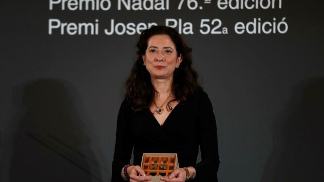 Ana Merino, con el Premio Nadal.