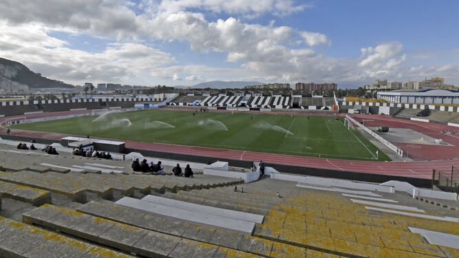 Vista del estadio Municipal de La Línea, sin torretas de iluminación ni visera