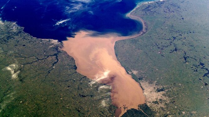 Imagen aérea del Río de la Plata, también conocido por los españoles como Mar Dulce. En la parte superior de la fotografía, el Océano Atlántico.