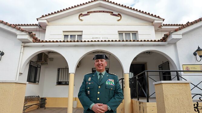 Jesús Núñez, ante el puesto de la Guardia Civil de San Roque.