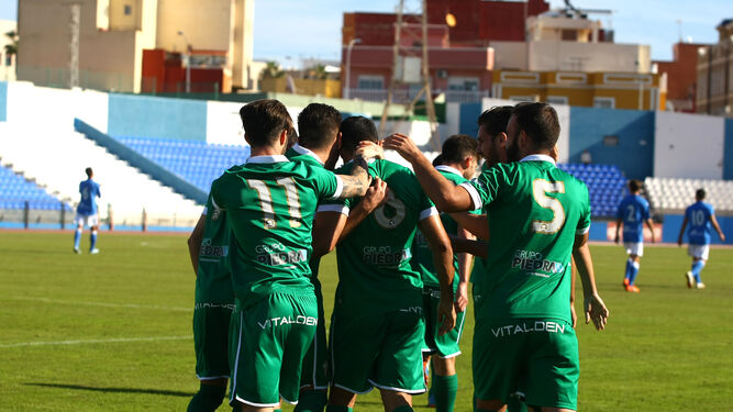 Los jugadores del Algeciras felicitan a Iván, en Melilla en 2016.