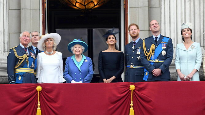 El príncipe Carlos y su esposa, Camilla, Isabel II y los duques de Sussex y de Cambrigde, en el balcón del palacio de Buckingham en julio de 2018.