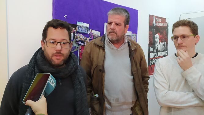Los parlamentarios José Ignacio García y Nacho Molina junto al concejal de Podemos, Ernesto Díaz.