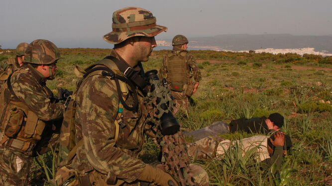 Militares durante unas maniobras  en el Campo de Adiestramiento de la Sierra del Retín.