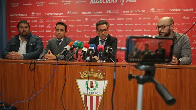 Andión, el presidente del Algeciras, se dirige a los medios de comunicación.