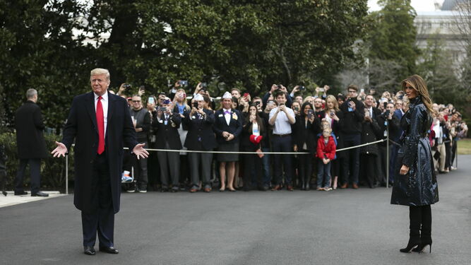El presidente de EEUU, Donald Trump, y su mujer, Melania, se despiden antes de subir al 'Marine One' en la Casa Blanca.