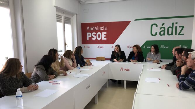 Representantes del PSOE provincial y local, con trabajadores del comedor del cuartel de Camposoto.